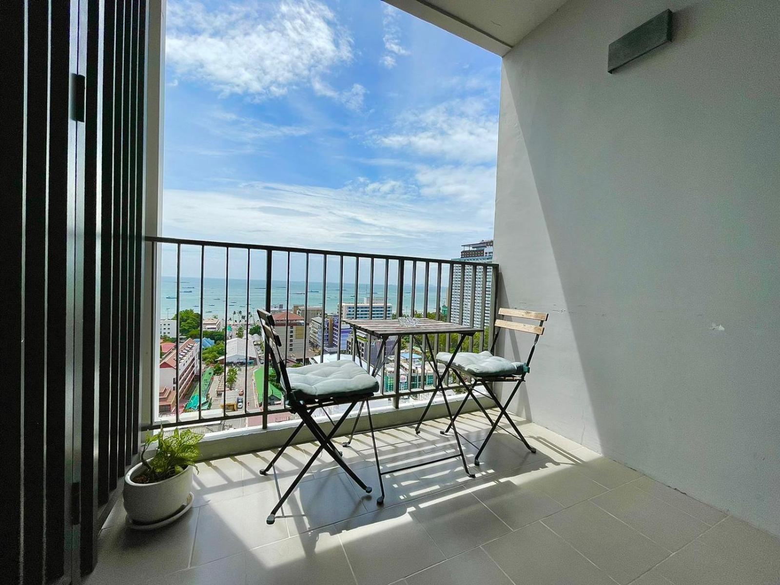 The Base Infinity Apartment Pattaya Exterior photo